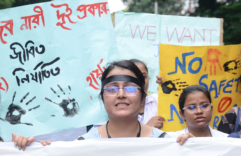 আর জি কর মেডিকেল কলেজ ও হাসপাতালে নারী চিকিৎসককে ধর্ষণের পর হত্যার ঘটনার প্রতিবাদে বিক্ষোভ